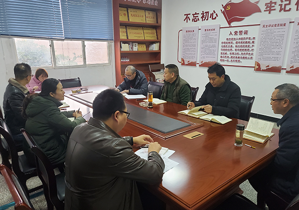 61b009df877df.jpg 忠縣分公司黨支部再次貫徹學(xué)習(xí)十九屆六中全會(huì)精神.jpg